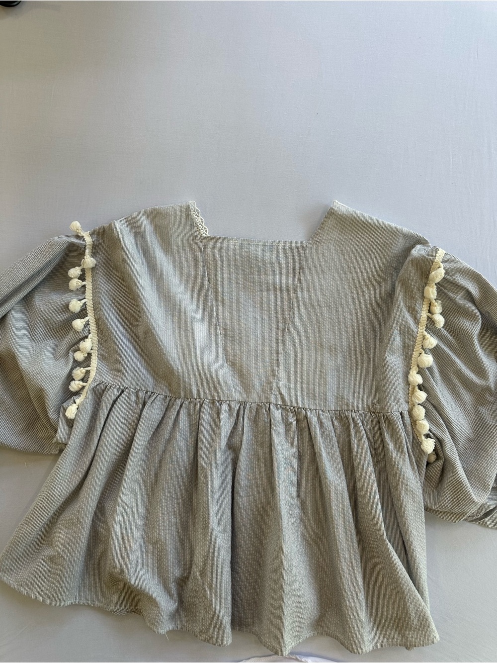 Light Gray Lace-Trim Peasant Blouse w/ pompom trim puff tie sleeve Size Medium - Picture 4 of 13